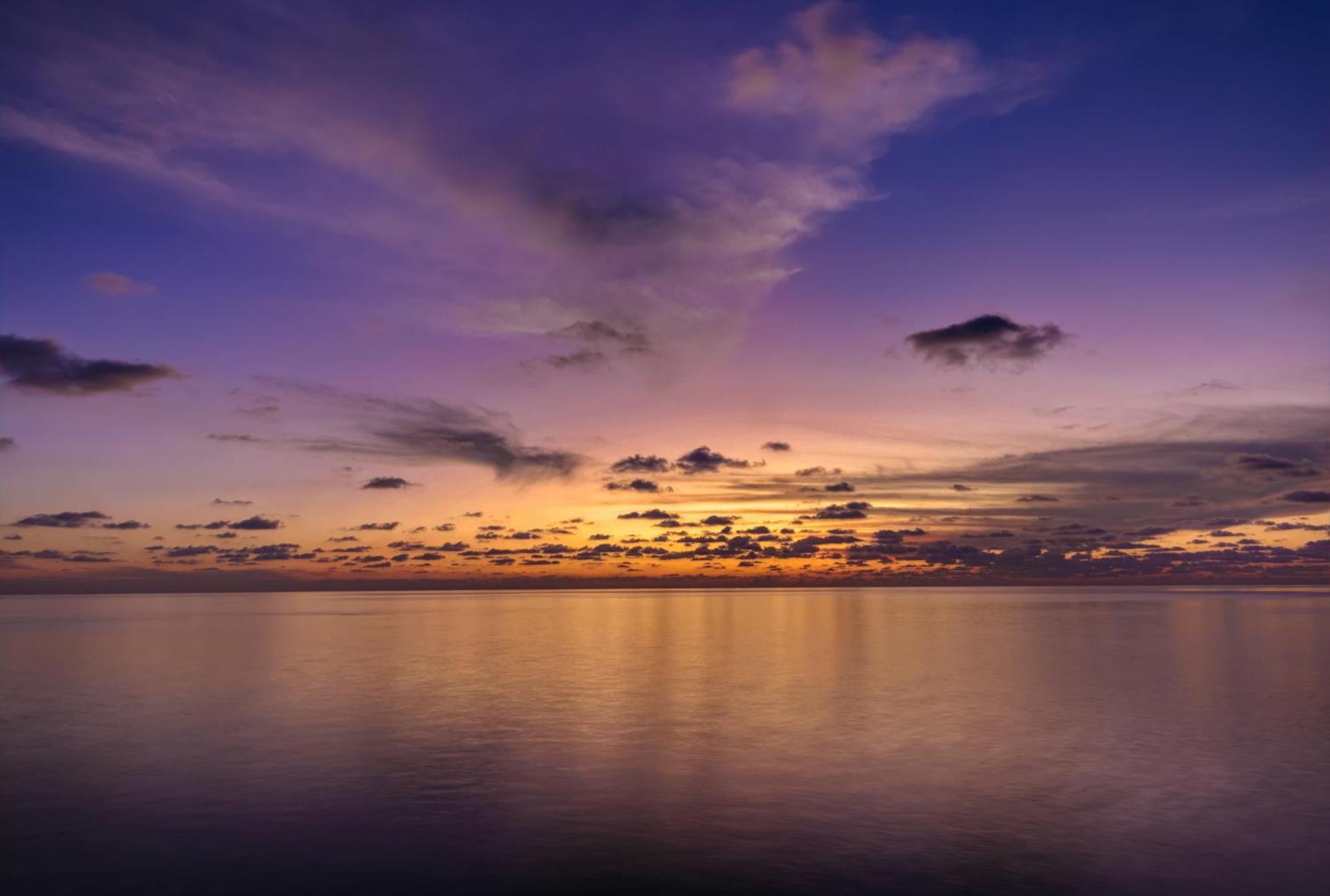 Cinnamon Velifushi Maldives Aarah Island Buitenkant foto Sunset over the Gulf of Naples