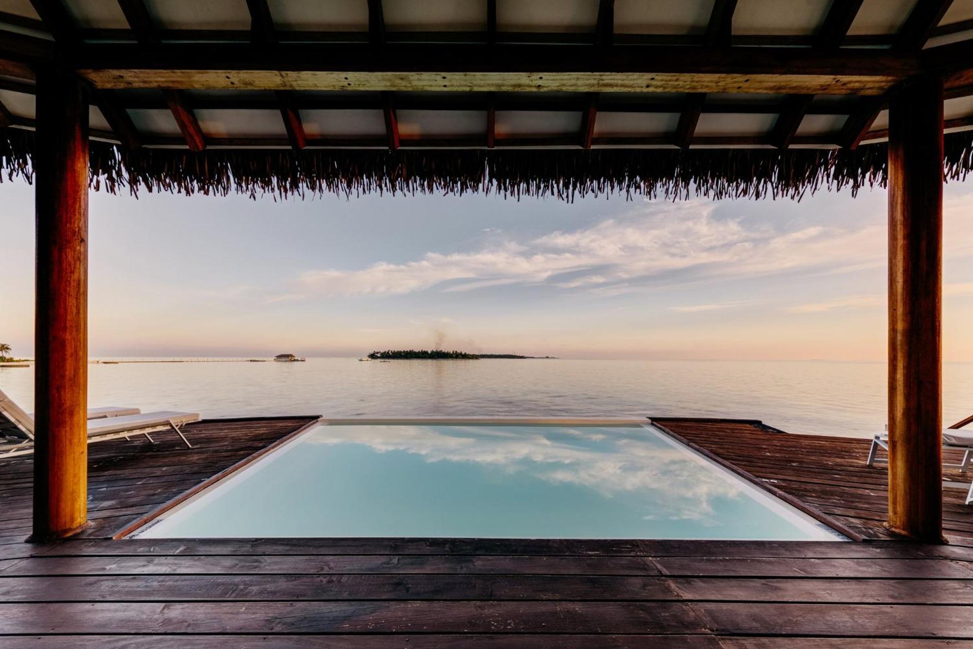 Cinnamon Velifushi Maldives Aarah Island Buitenkant foto View from a pool villa at the resort